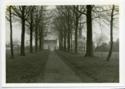 Zicht op de pastorij en de kerk van Wippelgem, jaren 1960
