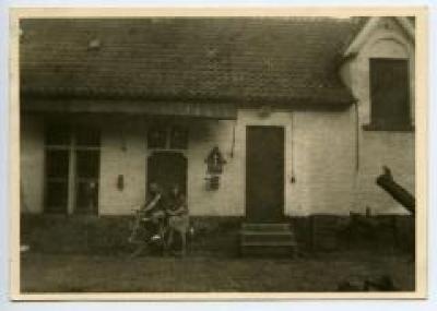 Op de fiets bij het Kasteel van Wippelgem, jaren 1960