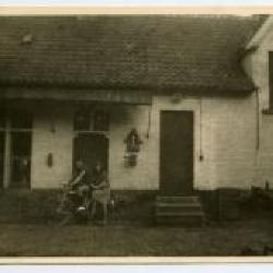 Op de fiets bij het Kasteel van Wippelgem, jaren 1960
