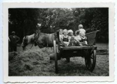 Een ritje op de boerenkar, jaren 1940