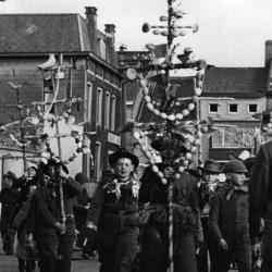 Kinderen gaan rond met de Palmpaas in Assenede