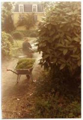 Barones Jossine aan het werk in de tuin