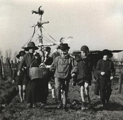 Kinderen gaan rond met de Palmpaas in Assenede