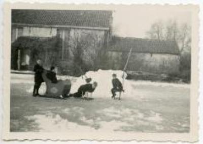 Sneeuwpret op de kasteelvijver van Wippelgem