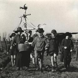 Kinderen gaan rond met de Palmpaas in Assenede