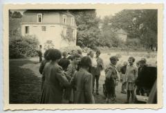 Barones Jossine de Crombrugghe de Looringhe omringd door schoolkinderen tijdens WO II