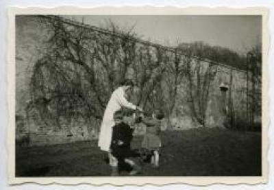 De barones in de moestuin met enkele kinderen