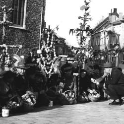 Kinderen met volle Palmpaasmanden in Assenede