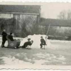 Sneeuwpret op de kasteelvijver van Wippelgem