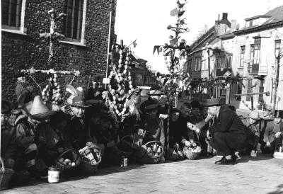 Kinderen met volle Palmpaasmanden in Assenede