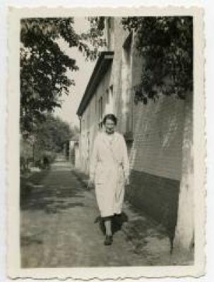 Barones Jossine naast het koetshuis