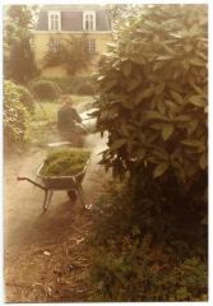 Barones Jossine aan het werk in de tuin