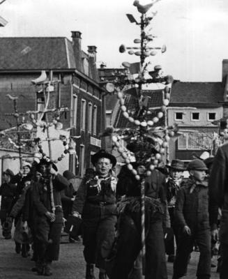 Kinderen gaan rond met de Palmpaas in Assenede