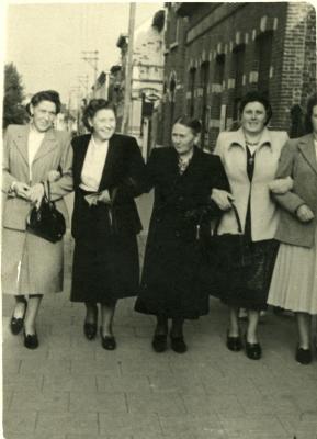 Valeria De Witte met 3 dochters op de jaarmarkt van Ertvelde