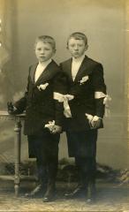 Communieportret van Louis en Emiel De Witte, ca. 1920