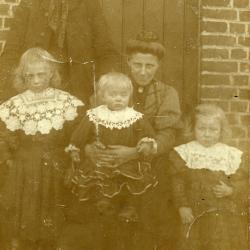 Gezin Henri Van De Veire uit Bassevelde, ca. 1910