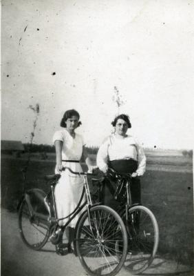 Angèle Willaert op fietstocht door het Meetjesland