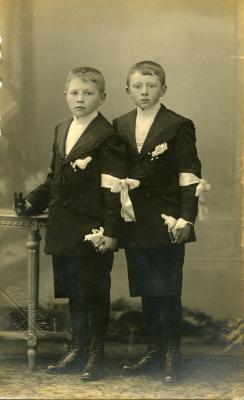Communieportret van Louis en Emiel De Witte, ca. 1920
