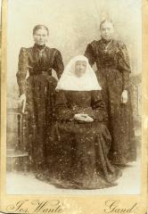 Begijnen Romanie en Elodie De Keyzer, ca. 1900