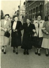 Valeria De Witte met 3 dochters op de jaarmarkt van Ertvelde