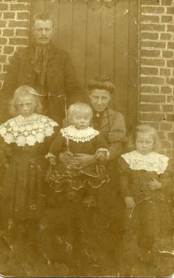Gezin Henri Van De Veire uit Bassevelde, ca. 1910
