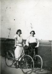 Angèle Willaert op fietstocht door het Meetjesland