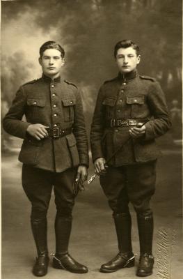 Portret van de gebroeders De Zutter tijdens legerdienst