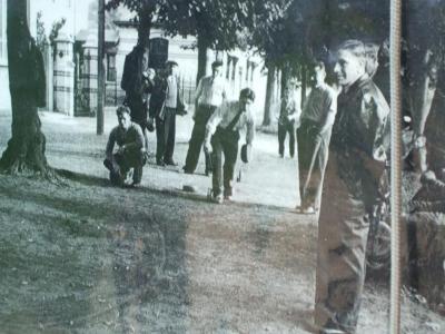 Straatbolling onder de linden, Ertvelde, ca. 1960