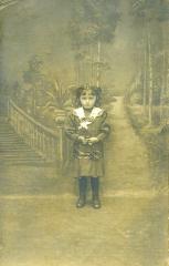 Studioportret Angèle Willaert, Ertvelde, ca. 1920