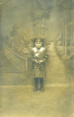 Studioportret Angèle Willaert, Ertvelde, ca. 1920