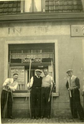 Boogschutters voor café in Kluizen, 1951