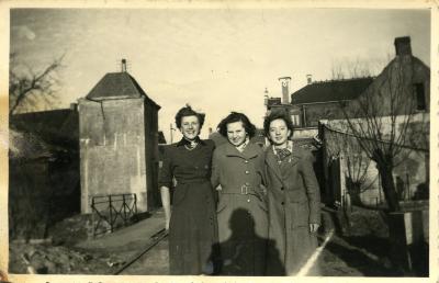 Vriendinnen in Wippelgem, ca. 1955