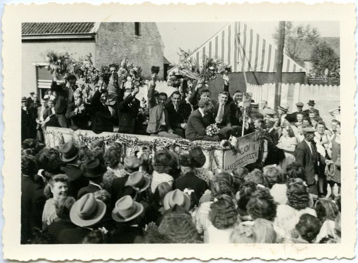 Wagen gedeporteerden Vredesstoet Beke, 1945