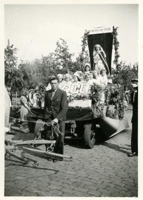 Wagen Koningin van Vrede, Vredesstoet Beke, 1945