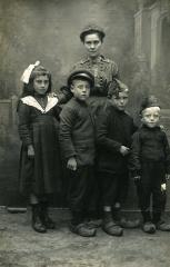 Studioportret van Emmerence De Wispelaere met kinderen, omstreeks 1920
