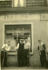 Boogschutters voor café in Kluizen, 1951
