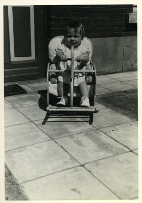 Peuter op hobbelpaard, Ertvelde, 1957