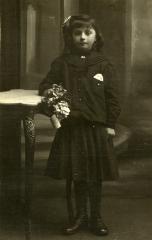 Studioportret van Angèle Willaert, Ertvelde, ca. 1925