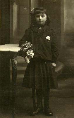 Studioportret van Angèle Willaert, Ertvelde, ca. 1925