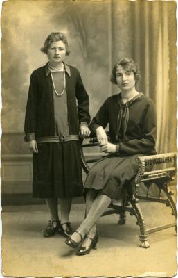 Studioportret van Helena en Maria Claeys, Boekhoute, ca. 1925