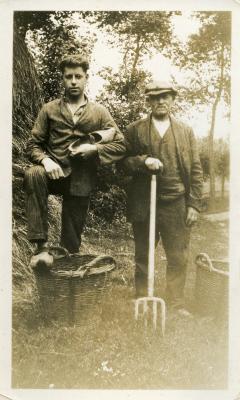Edmond Claeys en René De Mangelaere rooien aardappelen, Boekhoute