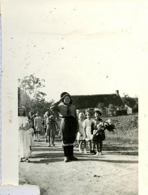 Kinderen tijdens Vredesstoet, Oostmoer Waarschoot, 1944