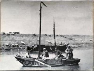 De BOU 12, een zeilplatbodem aan bakboordzijde