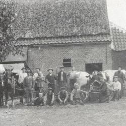 Edmond Criel met hondenkar in Ertvelde, ca. 1910