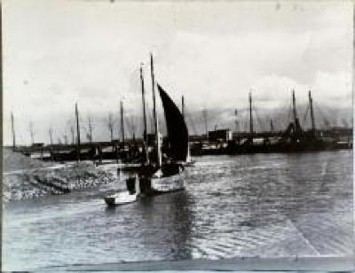 Binnenvarend schip in de Isabellahaven van Boekhoute