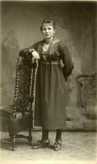 Studioportret van Maria Claeys, Boekhoute