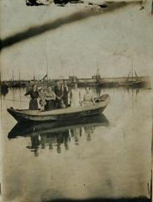 Op zijn zondags in de roeiboot op Boekhoutse wateren