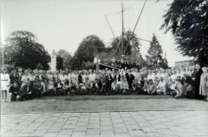 100ste toeristenbus doet Boekhoute aan in 1985