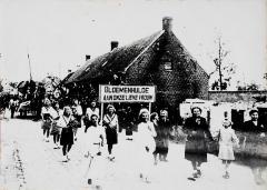 "Bloemenhulde aan Onze Lieve Vrouw" in 1945 te Boekhoute