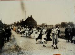 Inhuldiging kapel 'Nood zoekt Troost' ter ere van de Haven van Boekhoute in 1945